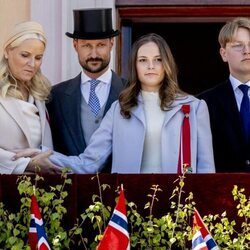 Mette-Marit de Noruega e Ingrid Alexandra de Noruega, muy cómplices en presencia de Haakon de Noruega y Sverre Magnus de Noruega en el Día de Noruega 2022