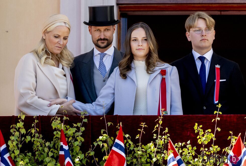 Mette-Marit de Noruega e Ingrid Alexandra de Noruega, muy cómplices en presencia de Haakon de Noruega y Sverre Magnus de Noruega en el Día de Noruega 2022