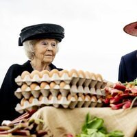 Beatriz de Holanda y Margarita de Dinamarca ante cajas de huevos en Amager