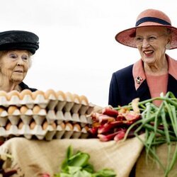 Beatriz de Holanda y Margarita de Dinamarca ante cajas de huevos en Amager