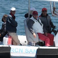 El Rey Juan Carlos siguiendo las regatas de Sanxenxo en su regreso a España