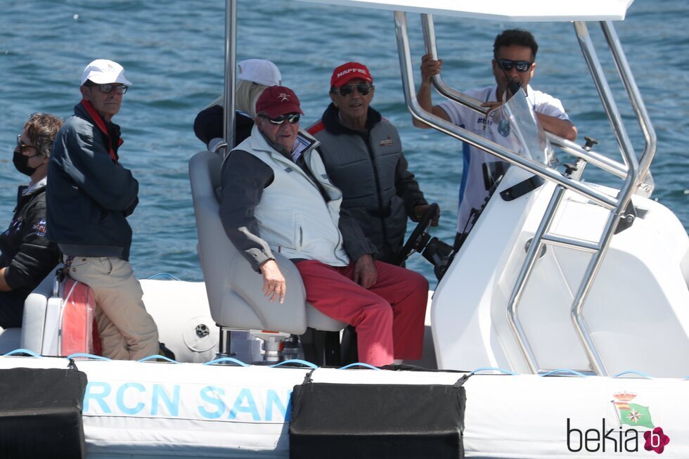 El Rey Juan Carlos siguiendo las regatas de Sanxenxo en su regreso a España