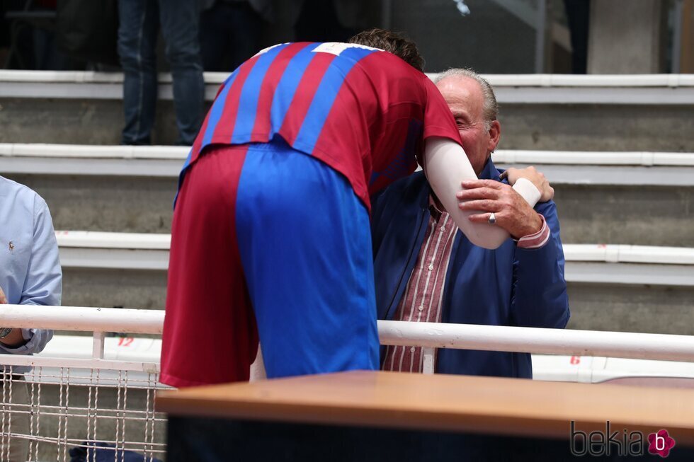 El Rey Juan Carlos y Pablo Urdangarin saludándose durante un partido del Barça en Pontevedra