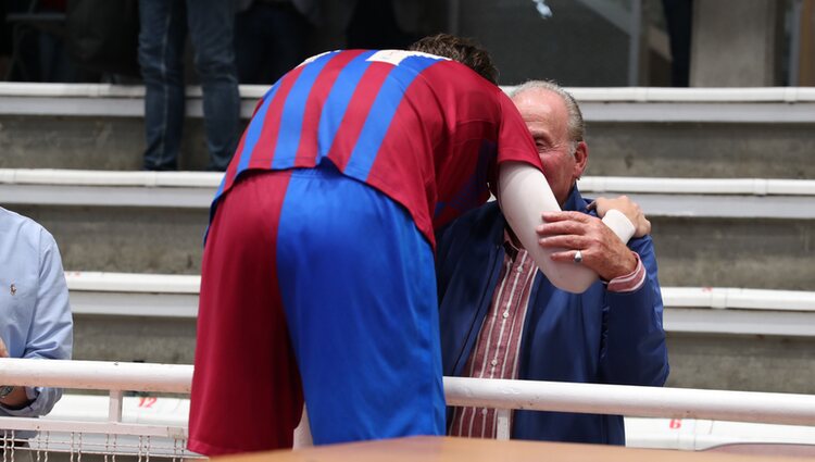 El Rey Juan Carlos y Pablo Urdangarin saludándose durante un partido del Barça en Pontevedra