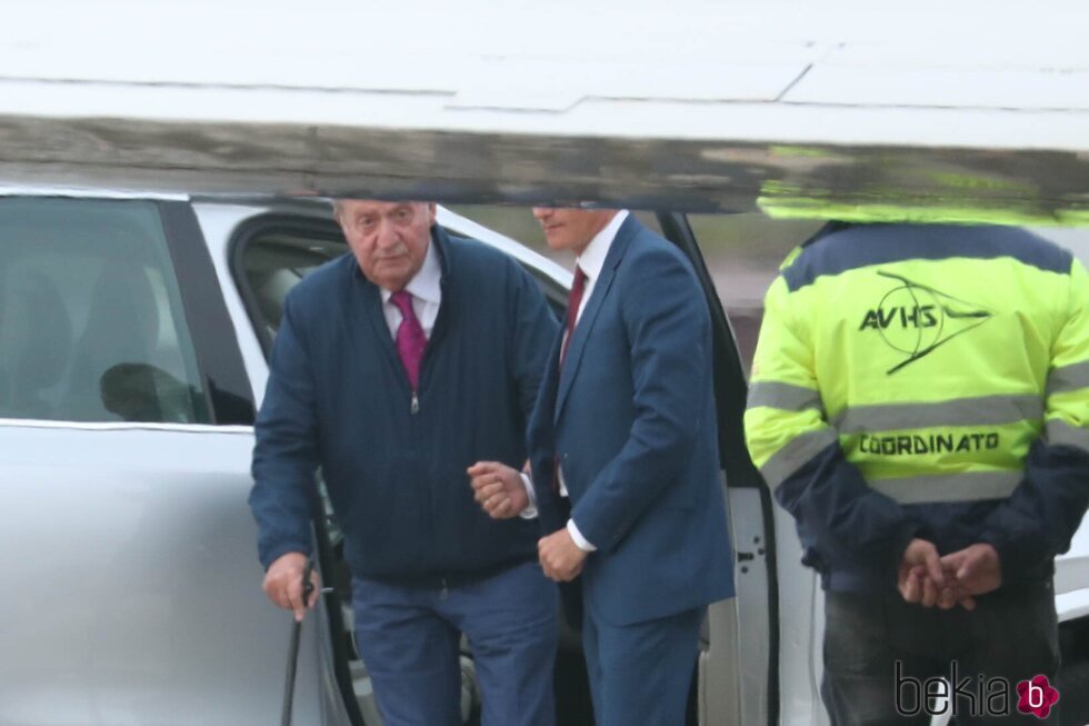 El Rey Juan Carlos en el aeropuerto de Vigo para viajar a Madrid