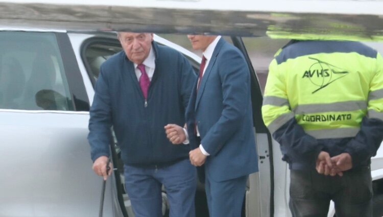 El Rey Juan Carlos en el aeropuerto de Vigo para viajar a Madrid