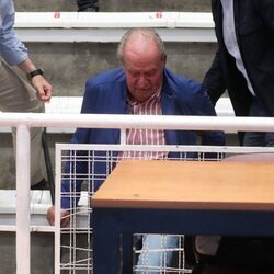 La caída del Rey Juan Carlos en el partido de balonmano en el que vio jugar a Pablo Urdangarin