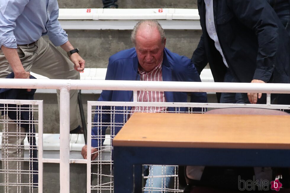 La caída del Rey Juan Carlos en el partido de balonmano en el que vio jugar a Pablo Urdangarin