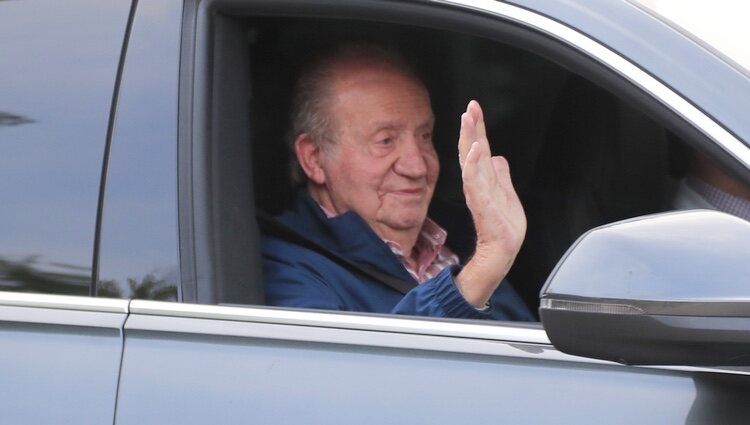 El Rey Juan Carlos sale de La Zarzuela tras su reencuentro con su familia