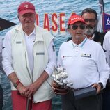 El Rey Juan Carlos y Pedro Campos tras ganar la regata en Sanxenxo