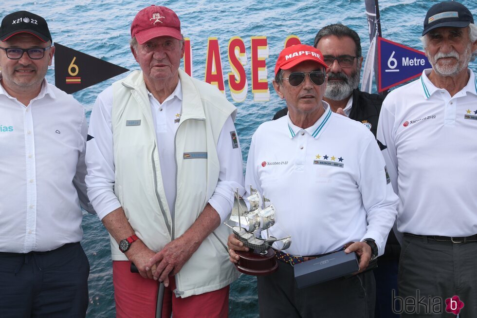 El Rey Juan Carlos y Pedro Campos tras ganar la regata en Sanxenxo