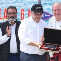 El Rey Juan Carlos recibe una placa por su presencia en las regatas en Sanxenxo