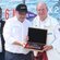 El Rey Juan Carlos recibe una placa por su presencia en las regatas en Sanxenxo