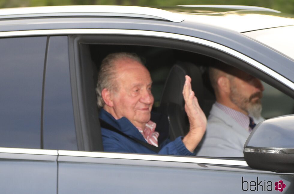 El Rey Juan Carlos se despide tras su primer viaje a España desde que se exilió a Abu Dabi