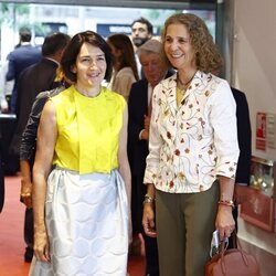 La Infanta Elena muy sonriente con Ángeles González-Sinde en el estreno de 'El Comensal'