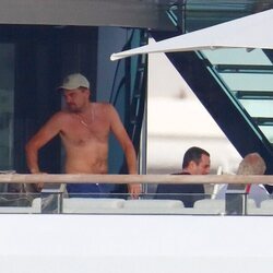 Leonardo DiCaprio con el torso desnudo en un yate en Cannes