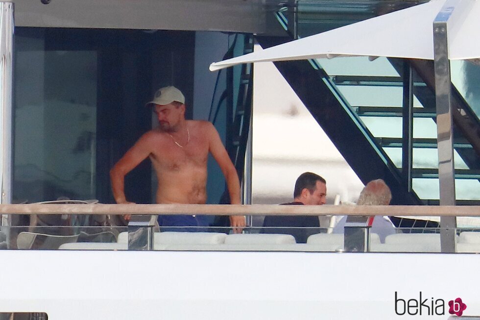 Leonardo DiCaprio con el torso desnudo en un yate en Cannes