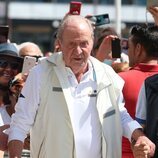 El Rey Juan Carlos con look náutico en su regreso a España