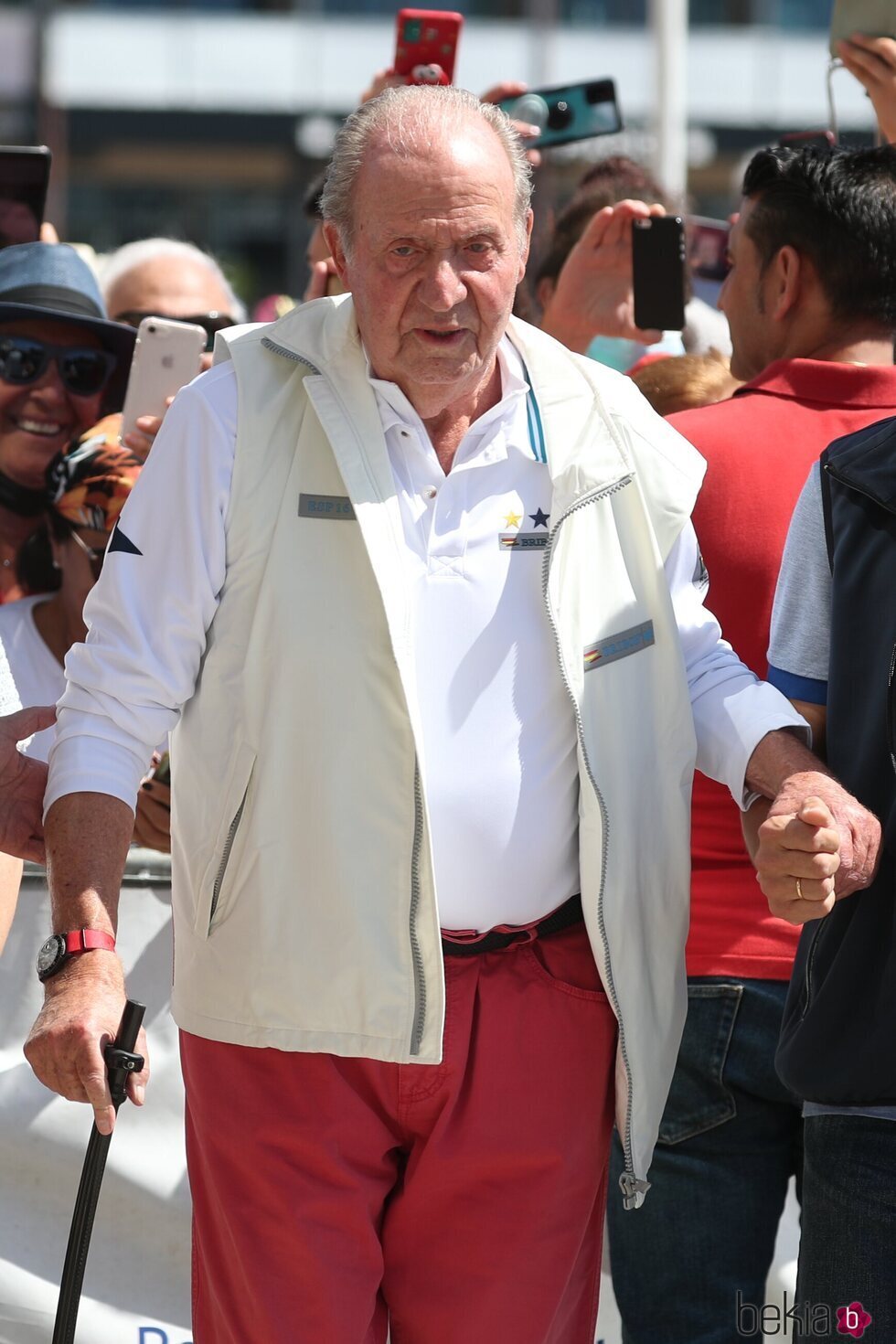 El Rey Juan Carlos con look náutico en su regreso a España