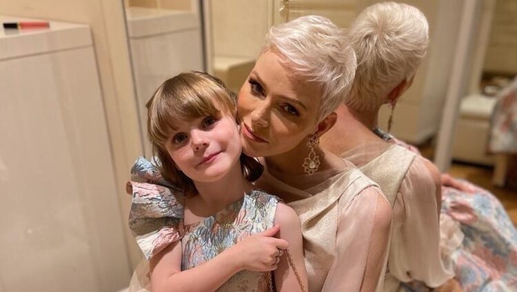Charlene de Mónaco y su hija Gabriella de Mónaco muy cariñosas antes de ir a los Monte-Carlo Fashion Awards