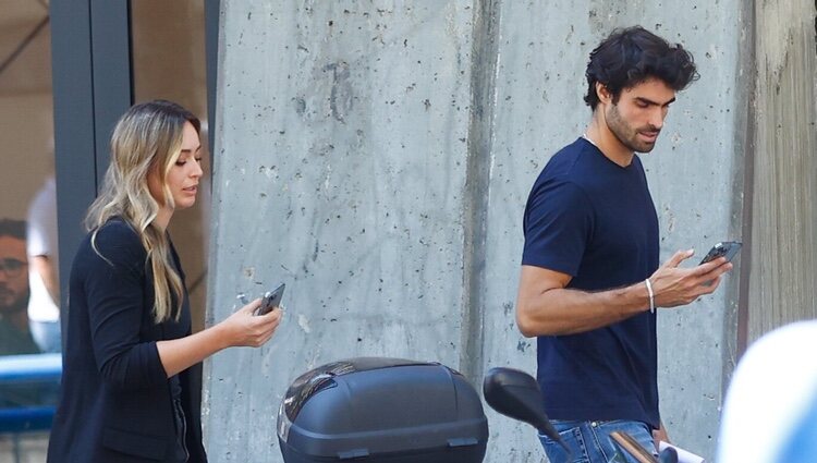 Juan Betancourt y Paula Badosa mirando sus móviles
