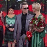 Ana María Aldón recibe flores de Ortega Cano tras presentar su colección en la 'Sálvame Fashion Week 2022'