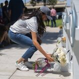 Meghan Markle coloca unas flores ante el memorial a las víctimas del tiroteo de Uvalde