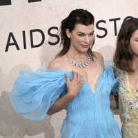 Milla Jovovich y Ever Anderson en la gala amfAR en el Festival de Cannes 2022