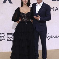 Caylee Cowan y Casey Affleck en la gala amfAR en el Festival de Cannes 2022