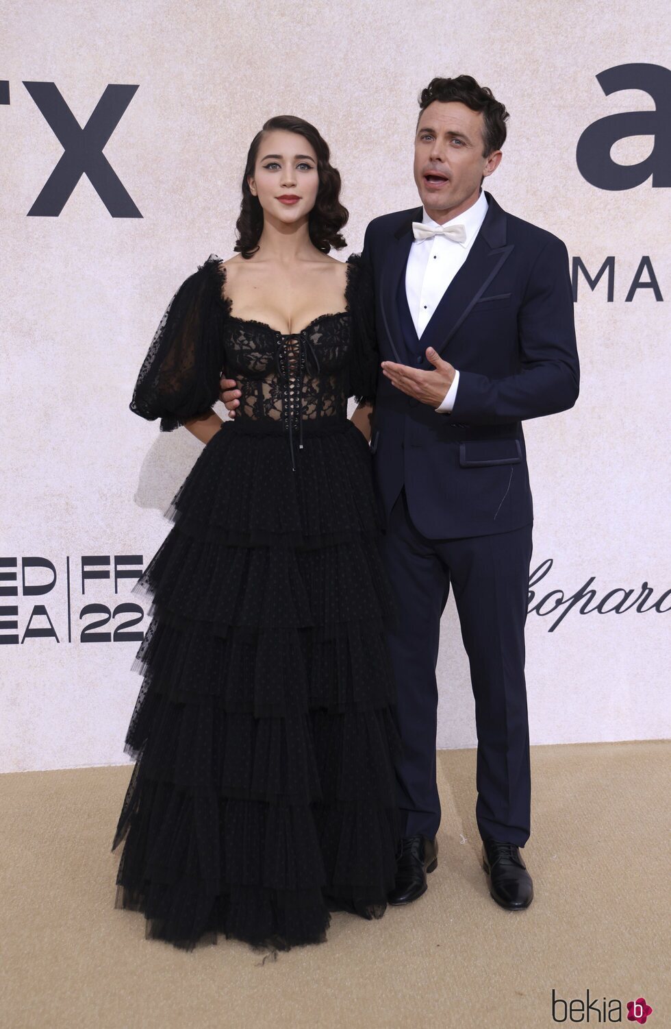 Caylee Cowan y Casey Affleck en la gala amfAR en el Festival de Cannes 2022