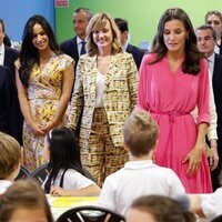 La Reina Letizia con unos niños en la Feria del Libro de Madrid 2022