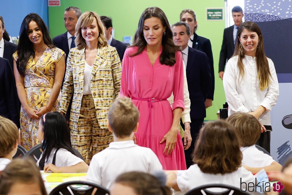 La Reina Letizia con unos niños en la Feria del Libro de Madrid 2022