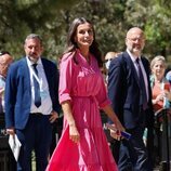 La Reina Letizia con un vestido rosa en la Feria del Libro de Madrid 2022