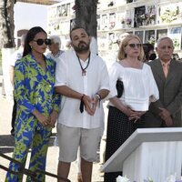 El clan Ortega-Mohedano en el cementerio por el 16 aniversario de la muerte de Rocío Jurado