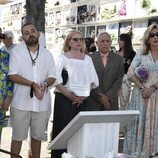 El clan Ortega-Mohedano en el cementerio por el 16 aniversario de la muerte de Rocío Jurado