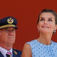 La Reina Letizia mirando hacia arriba en el desfile del Día de las Fuerzas Armadas 2022