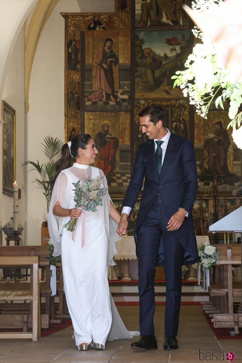 Lorenzo Díaz y Paloma de la Hoz en la iglesia después de contraer matrimonio