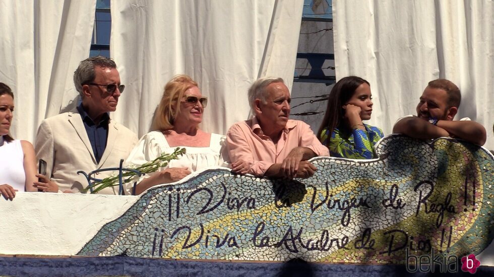 Ortega Cano, Gloria Mohedano, José Antonio, Gloria Camila y David Flores en el famoso balcón