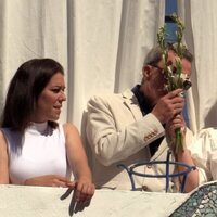 Ortega Cano besa las flores que ofrece a la Virgen de Regla en el famoso balcón