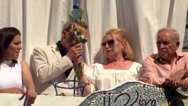 Ortega Cano besa las flores que ofrece a la Virgen de Regla en el famoso balcón