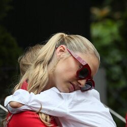 Beatrice Borromeo abraza a su hijo Stefano Casiraghi en el Gran Premio de F1 de Mónaco 2022