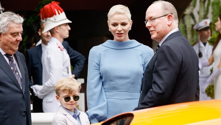 Alberto y Charlene de Mónaco y su hijo Jacques de Mónaco en el Gran Premio de F1 de Mónaco