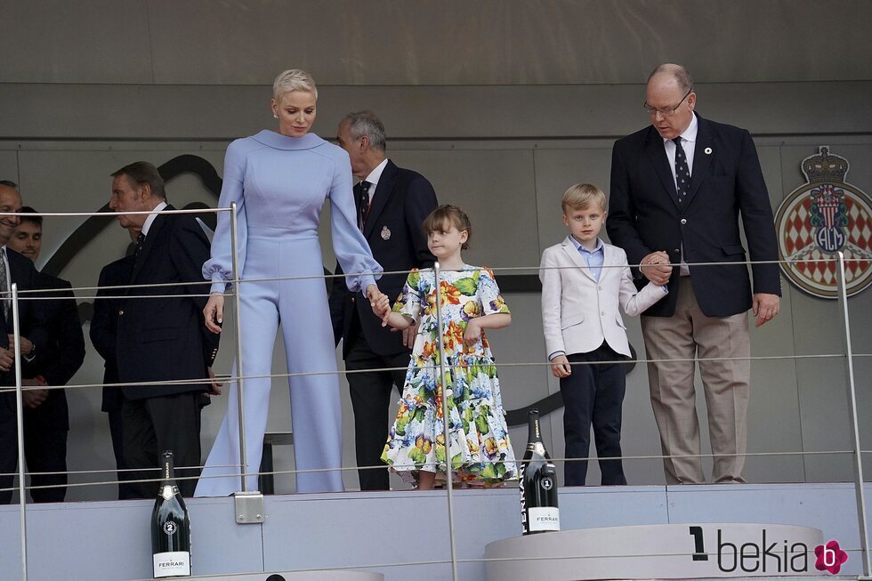 Alberto y Charlene de Mónaco y sus hijos Jacques y Gabriella de Mónaco en el Gran Premio de F1 de Mónaco 2022