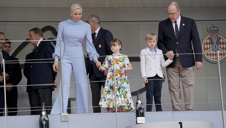 Alberto y Charlene de Mónaco y sus hijos Jacques y Gabriella de Mónaco en el Gran Premio de F1 de Mónaco 2022