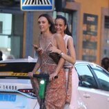 Victoria Federica y Rocío Laffon divirtiéndose en un patinete por Madrid