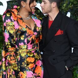 Nick Jonas y Priyanka Chopra, muy acaramelados en un evento de moda