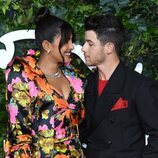 Nick Jonas y Priyanka Chopra, muy acaramelados en un evento de moda