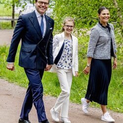 Victoria y Daniel de Suecia y su hija Estela de Suecia muy sonrientes en Linkoping