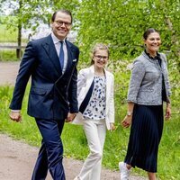 Victoria y Daniel de Suecia y su hija Estela de Suecia muy sonrientes en Linkoping