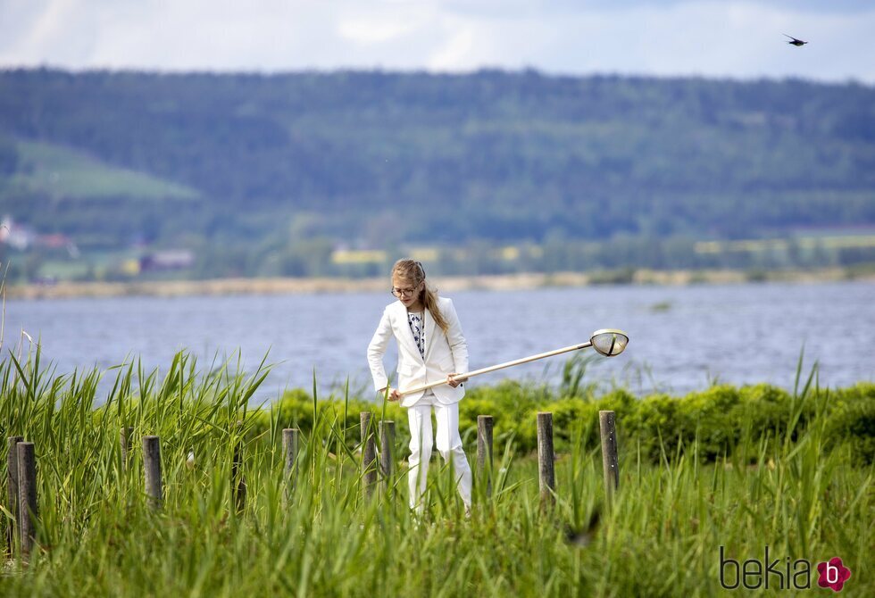 Estela de Suecia junto al lago Tåkern en su visita a Linkoping